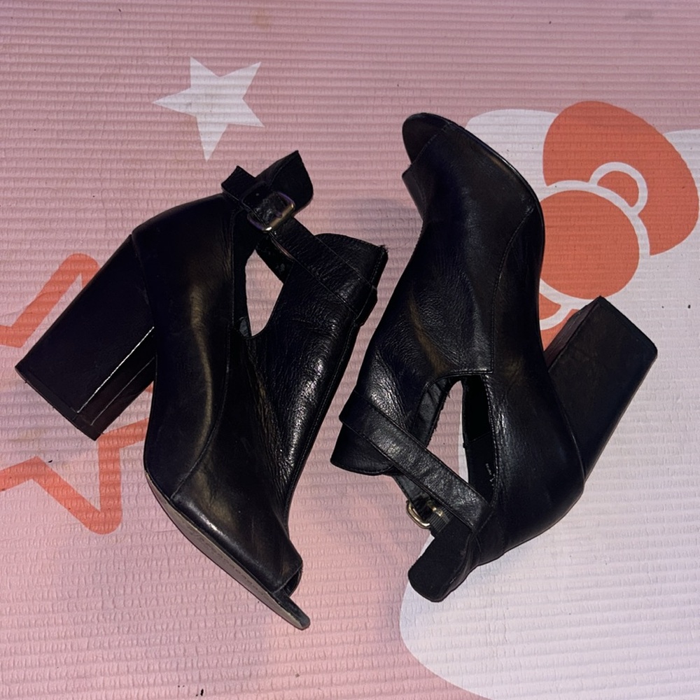 Ladies peek a boo open toed side buckle heel shoe